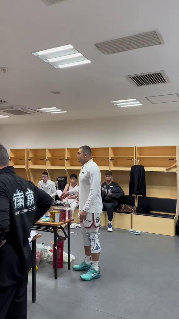 南京队备战冲刺冠军，士气高昂的简单介绍