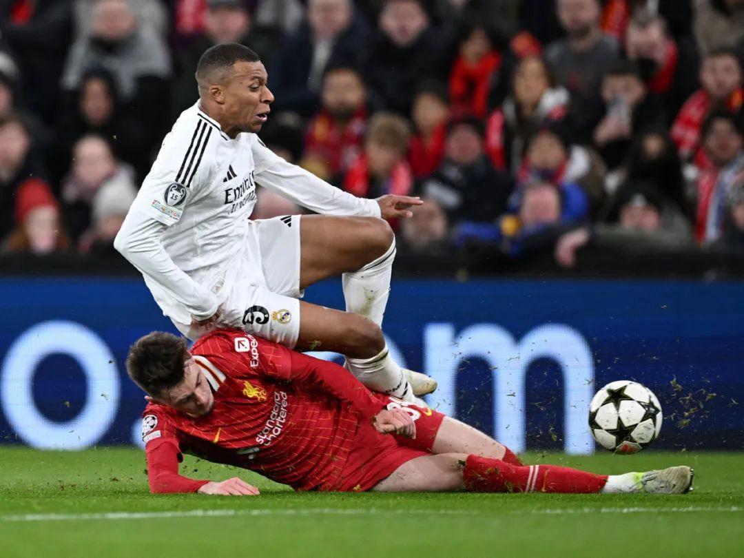 法国足球比赛中锋线凶猛攻击 法国足球比赛中锋线凶猛攻击