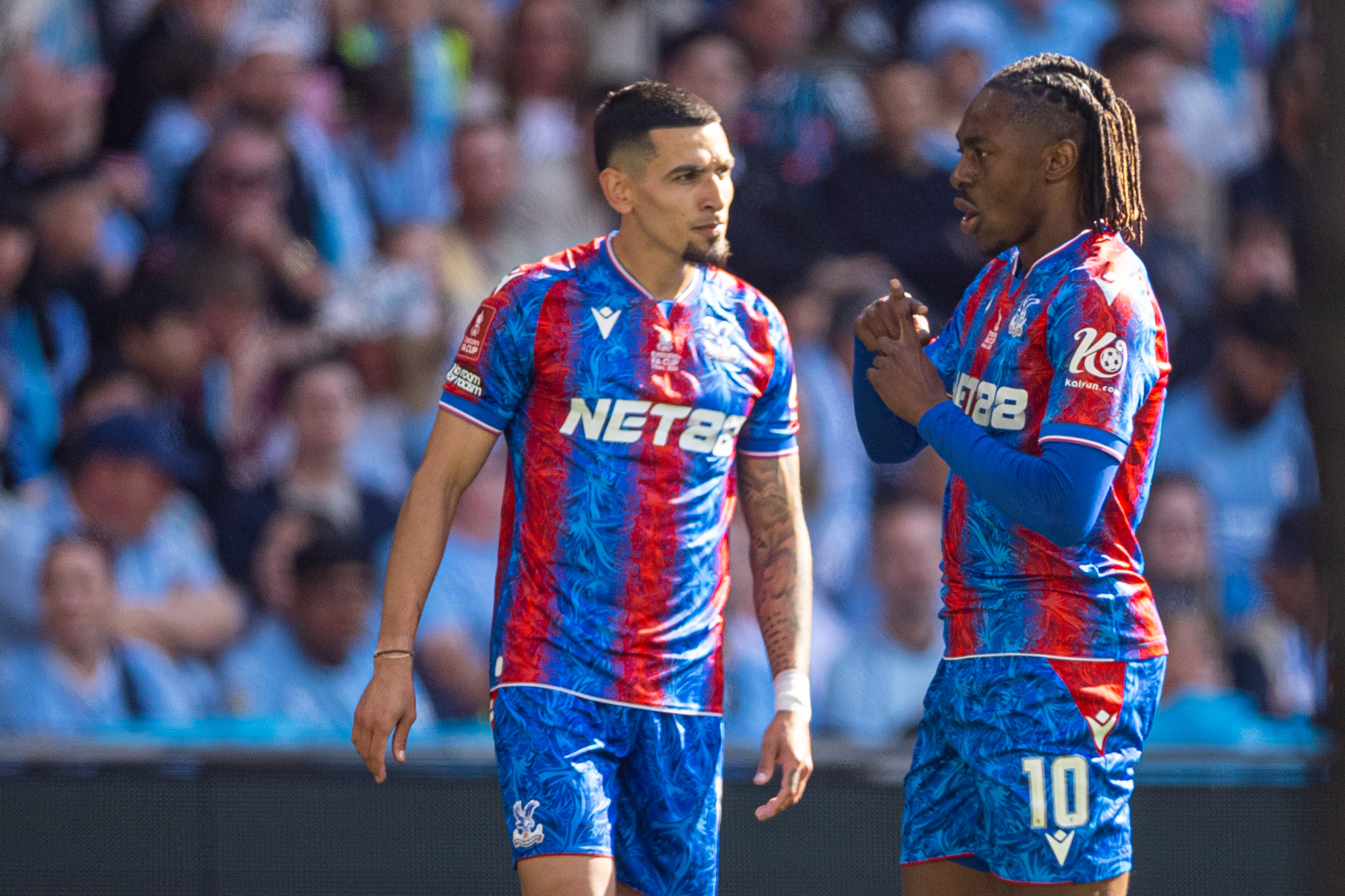 包含欧洲杯英国足球队在半决赛中胜利晋级，将与法国队争夺冠军！的词条