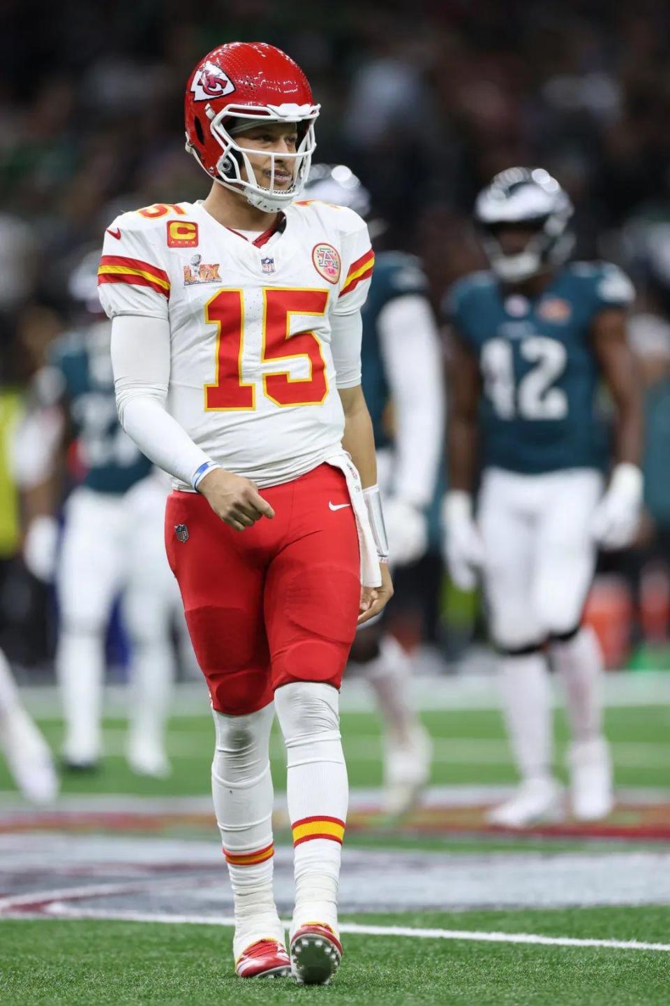 老鹰队员体现团队合作，赢得胜利