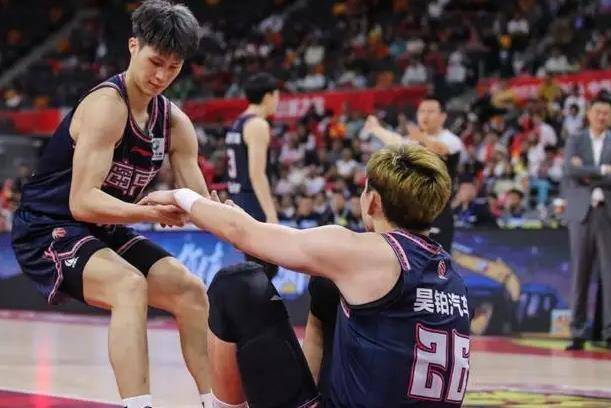 安徽男篮交锋贵州队，现场观众热情高涨的简单介绍