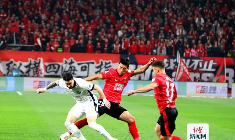 艰难取胜,球队在比赛中突破对手防线 艰难取胜,球队在比赛中突破对手防线