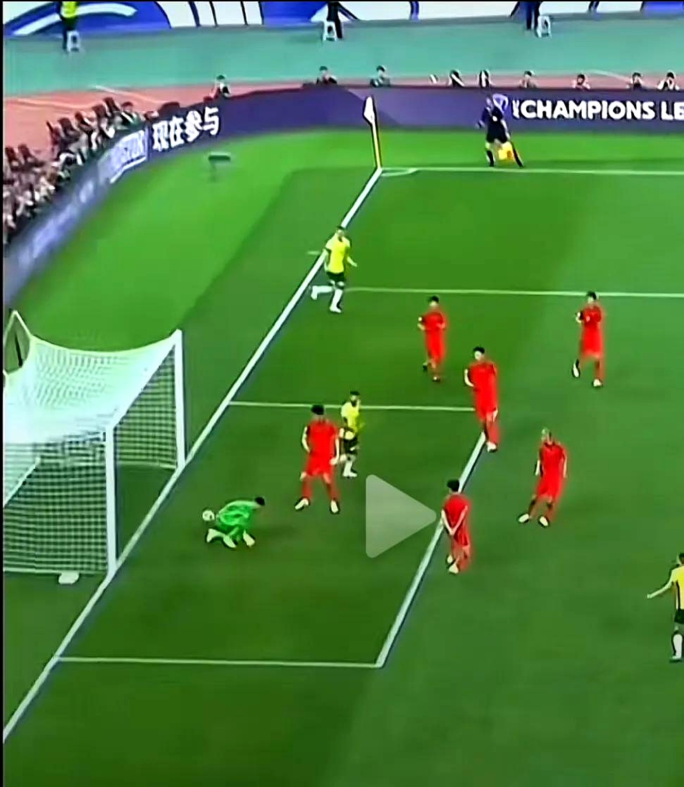 脚下功夫！球员突破重重防线，为球队进球加分的简单介绍