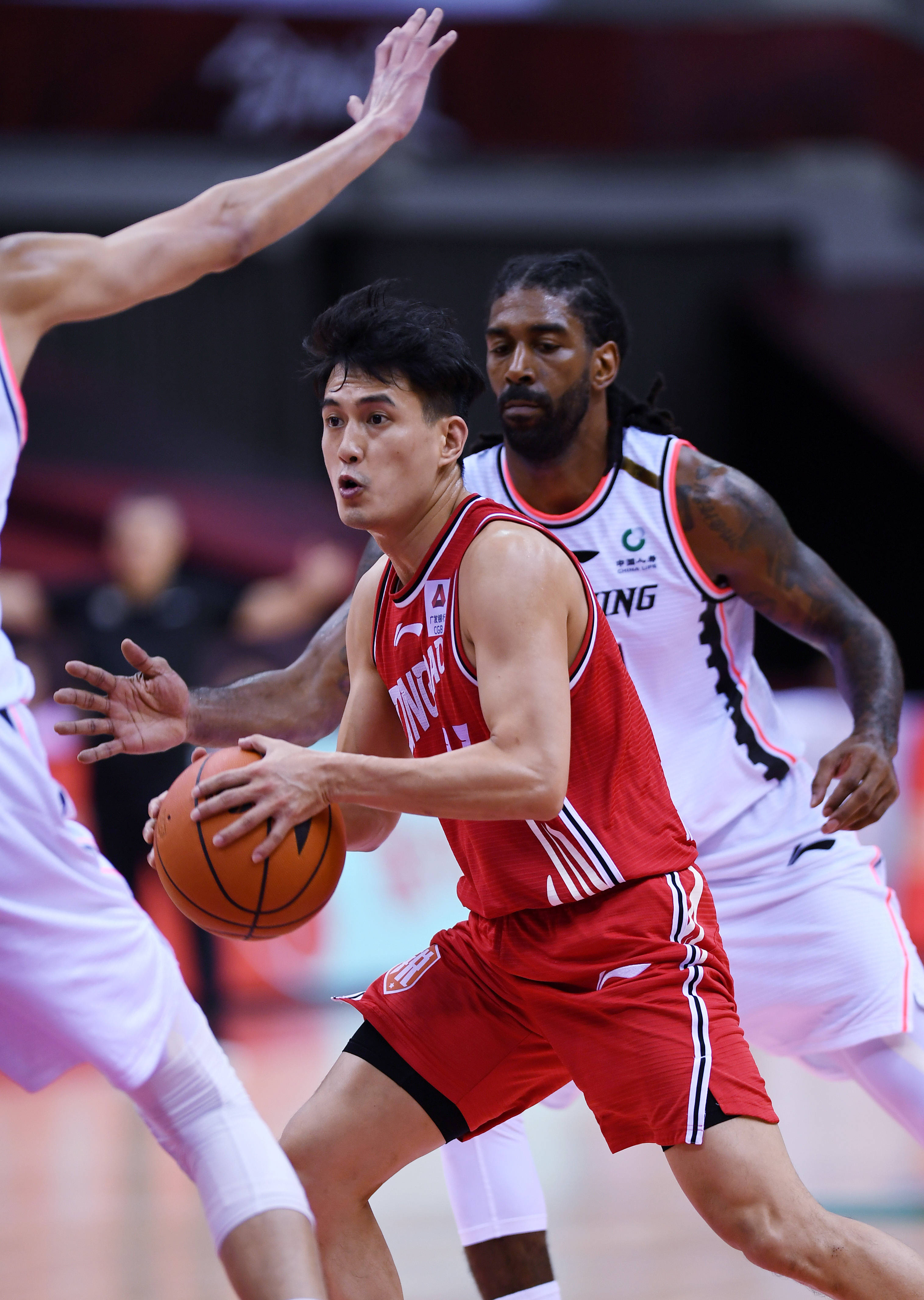 男篮联赛球员在场上的表现引发热议