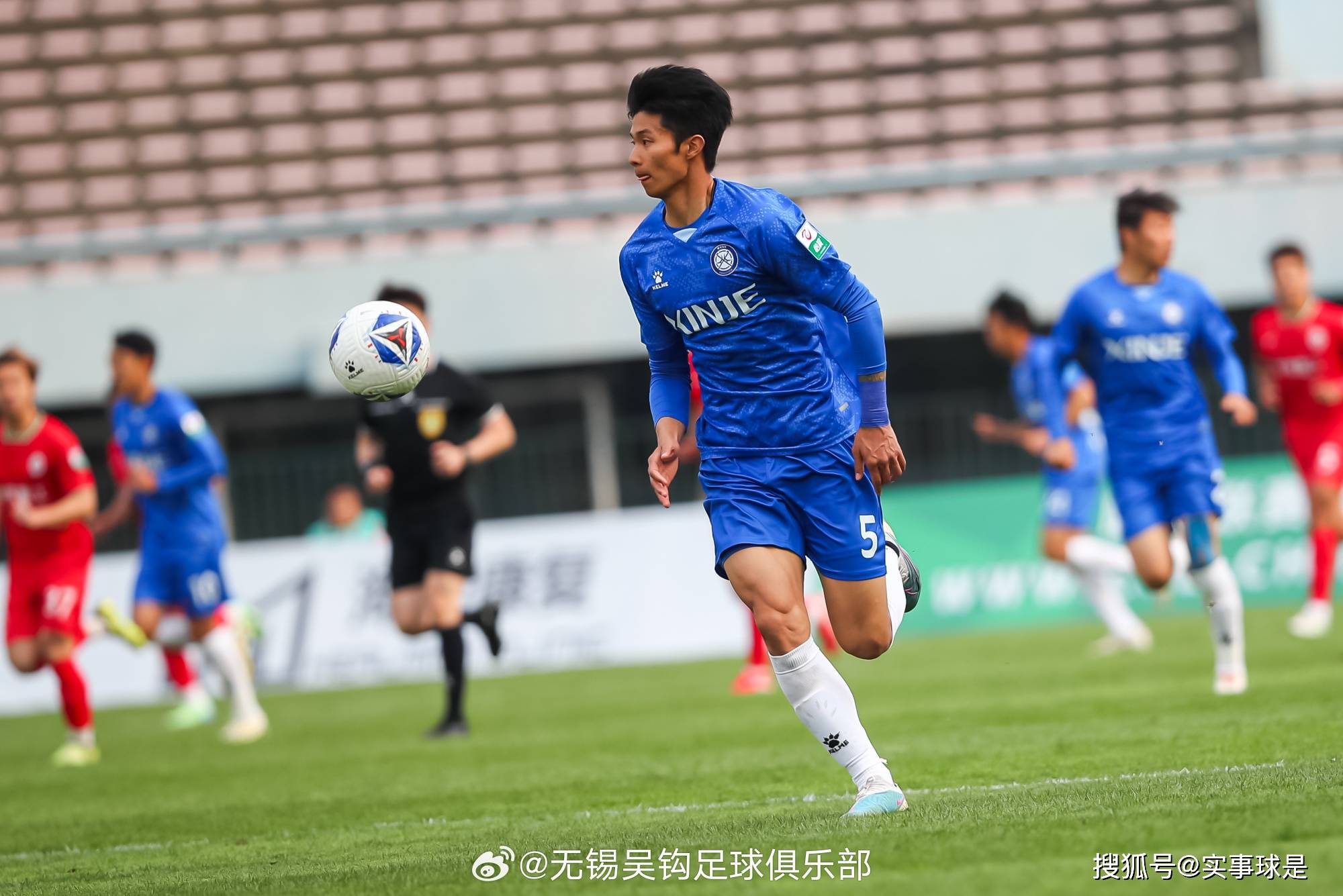 南北球队在场上展开了激烈角逐 南北球队在场上展开了激烈角逐