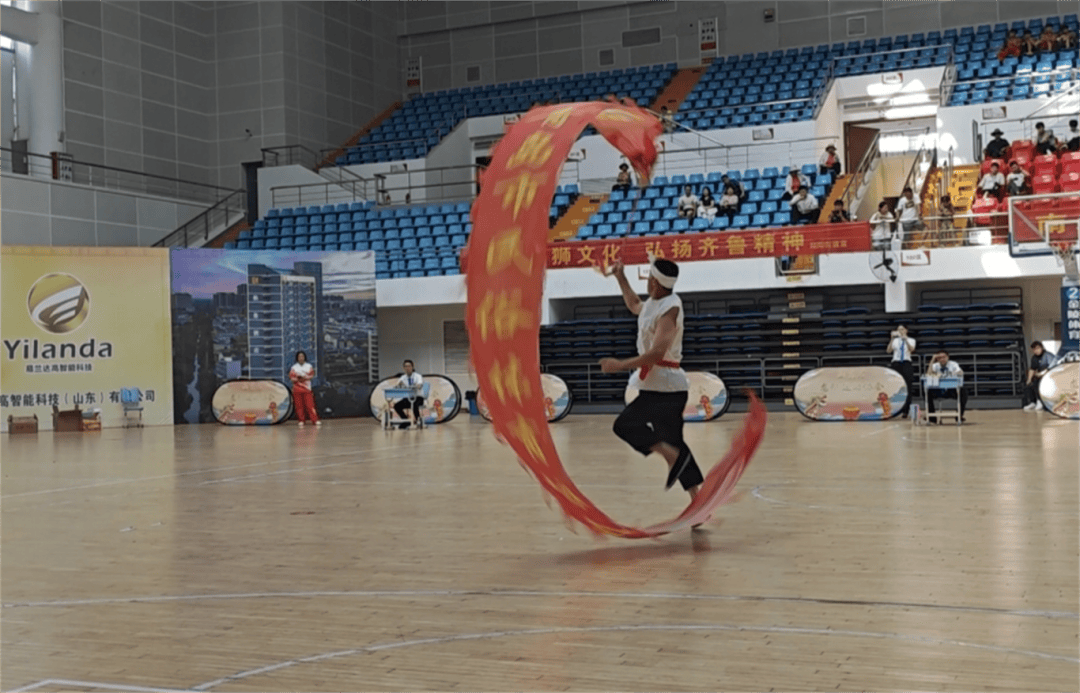 南北球队在场上展开了激烈角逐 南北球队在场上展开了激烈角逐