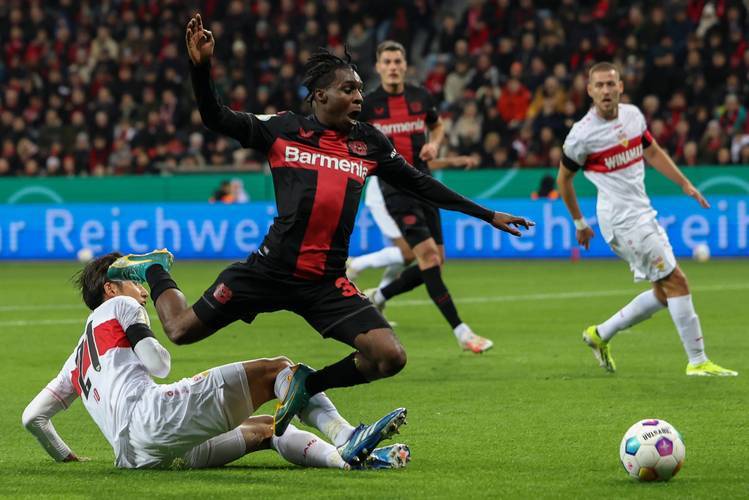 法兰克福逆袭领头,将勒沃库森溜走 法兰克福逆袭领头,将勒沃库森溜走